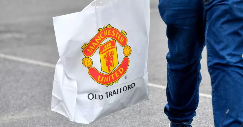Man Utd Club Shop prohibits fans from getting three names on the back of new kits