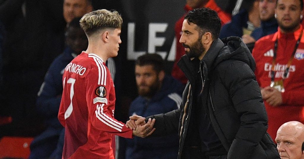 Reuben Amorim makes his feelings clear to Alejandro Garnacho.