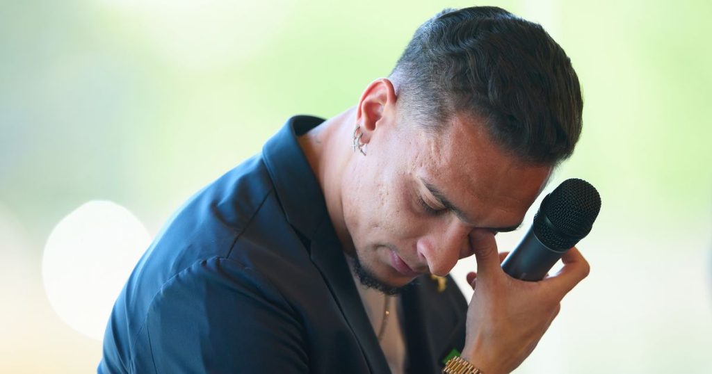 Antony points his finger to Reuben Amorim after completing the emotional man utd exit