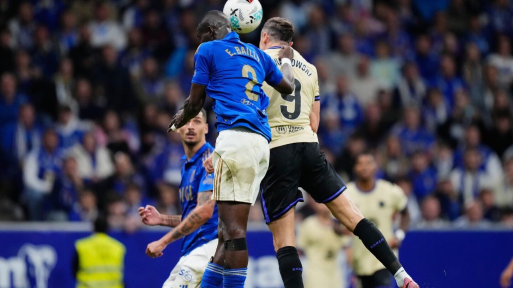 Barcelona beat Oviedo 3-1 despite a goalkeeping blunder