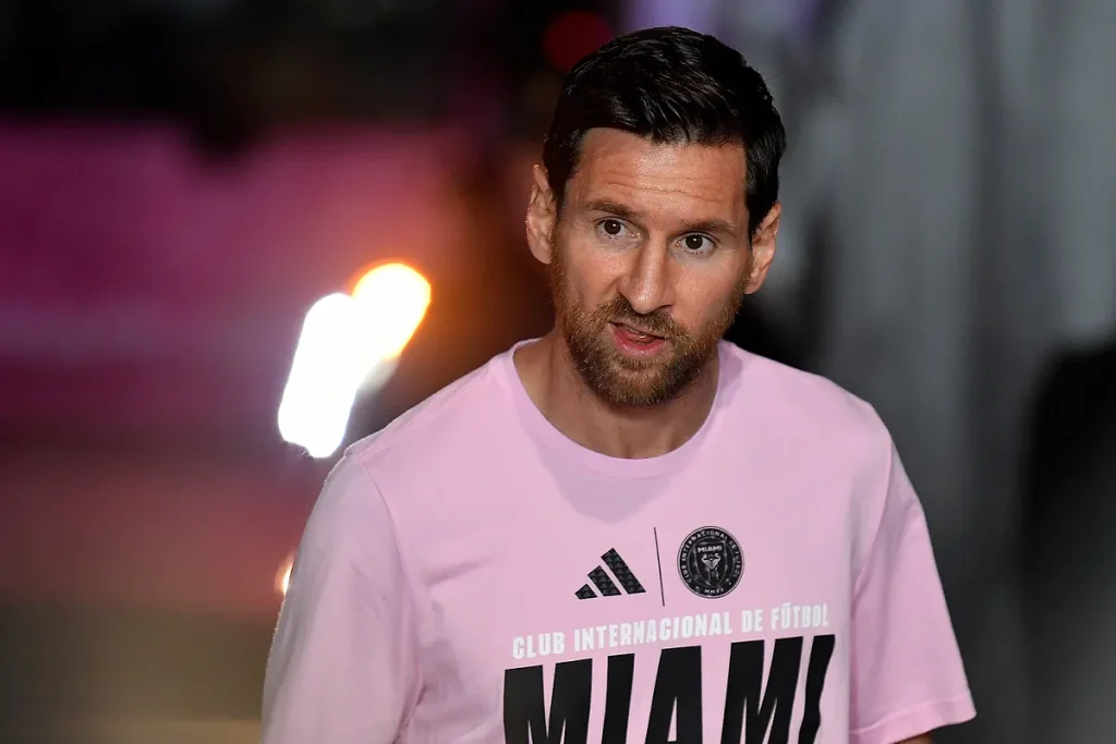 Leo Messi ‘interrupts’ romantic date during Camp Nou visit, leaves couple stunned