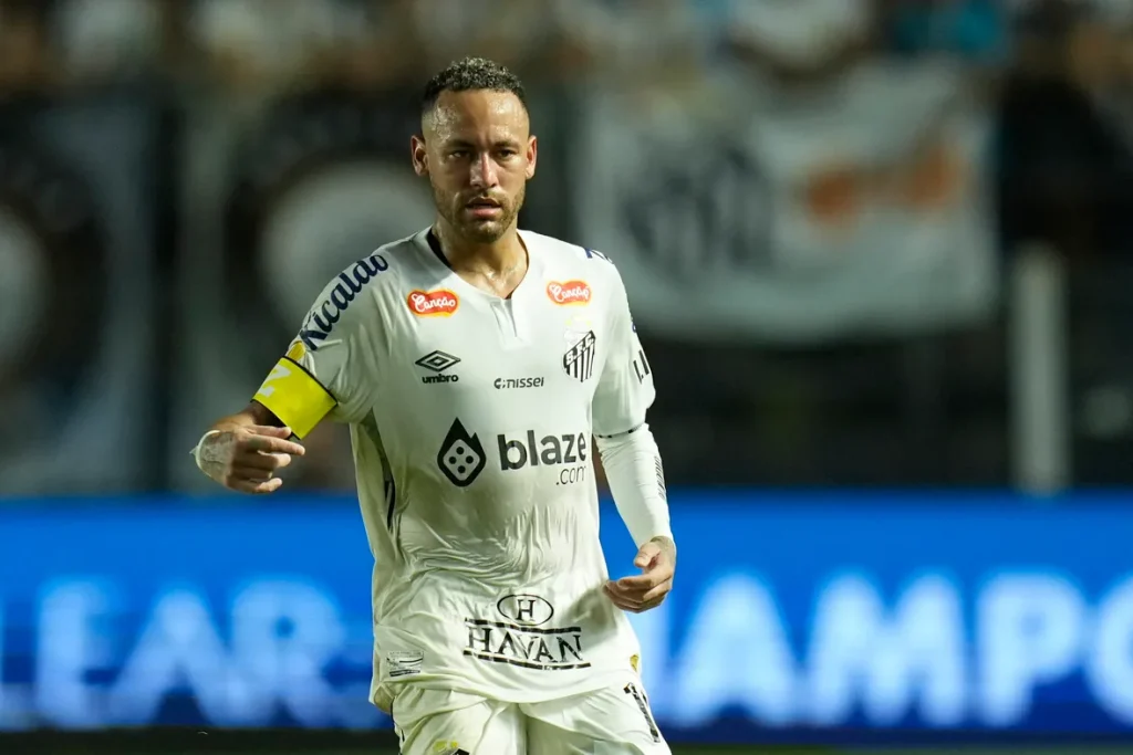 Neymar visibly frustrated as teammate cancels out entire play with one confusing kick