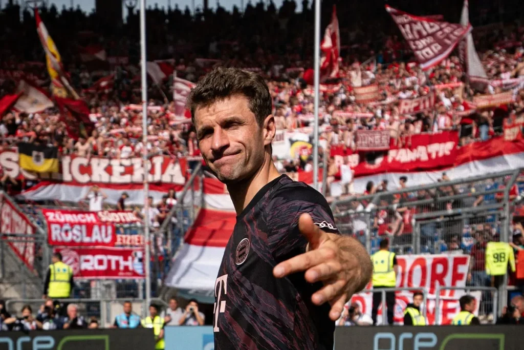Bundesliga: Thomas Muller sparks rumors by wearing Bayern Munich shirt again