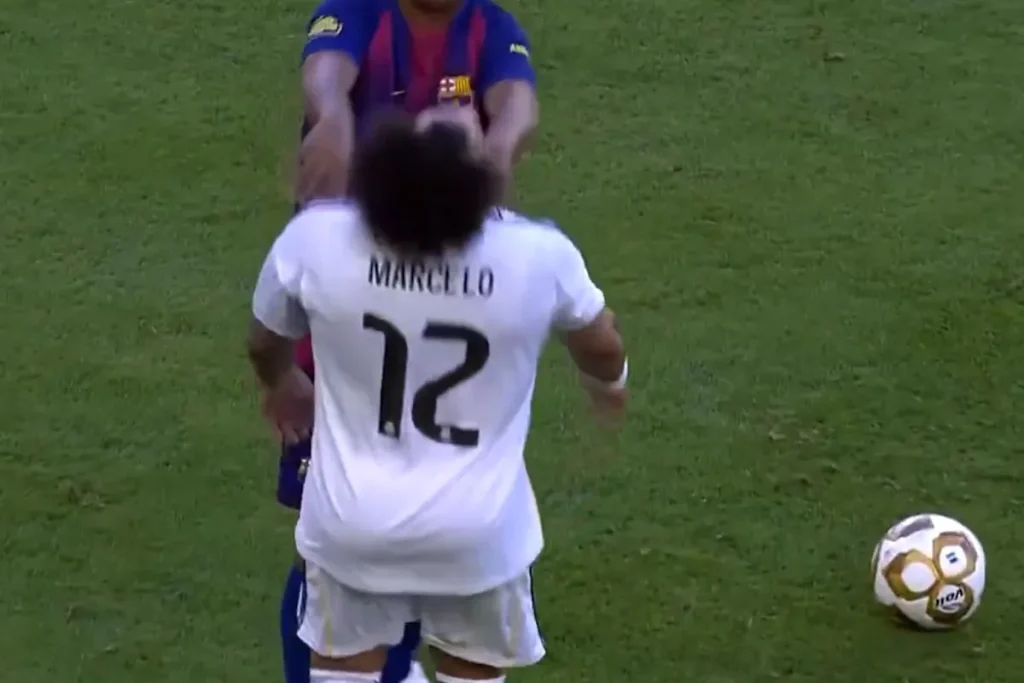 Marcelo and Ronaldinho clash in the legendary Clasico