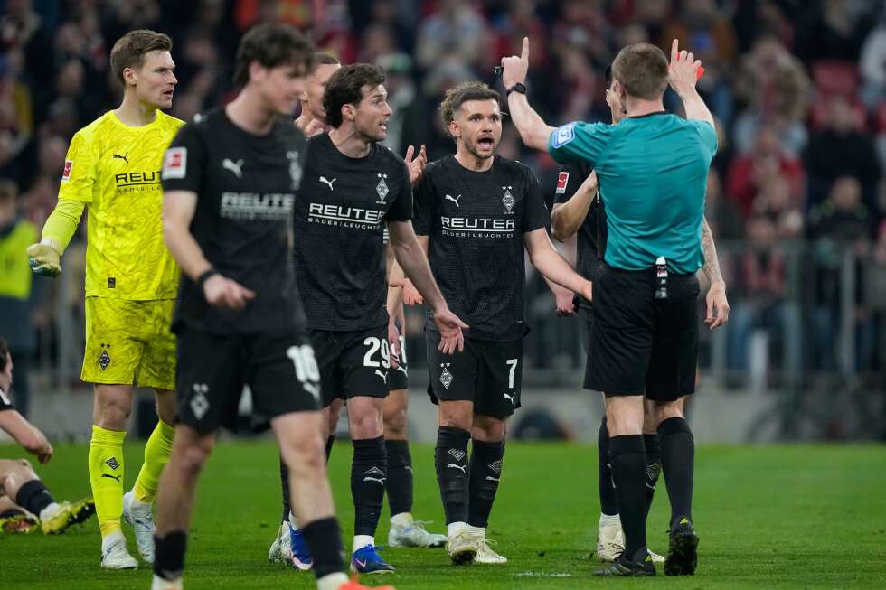 Starring Luis Diaz, Bayern Munich beat Borussia Mönchengladbach 4-1, opening the gap to 14 points.
