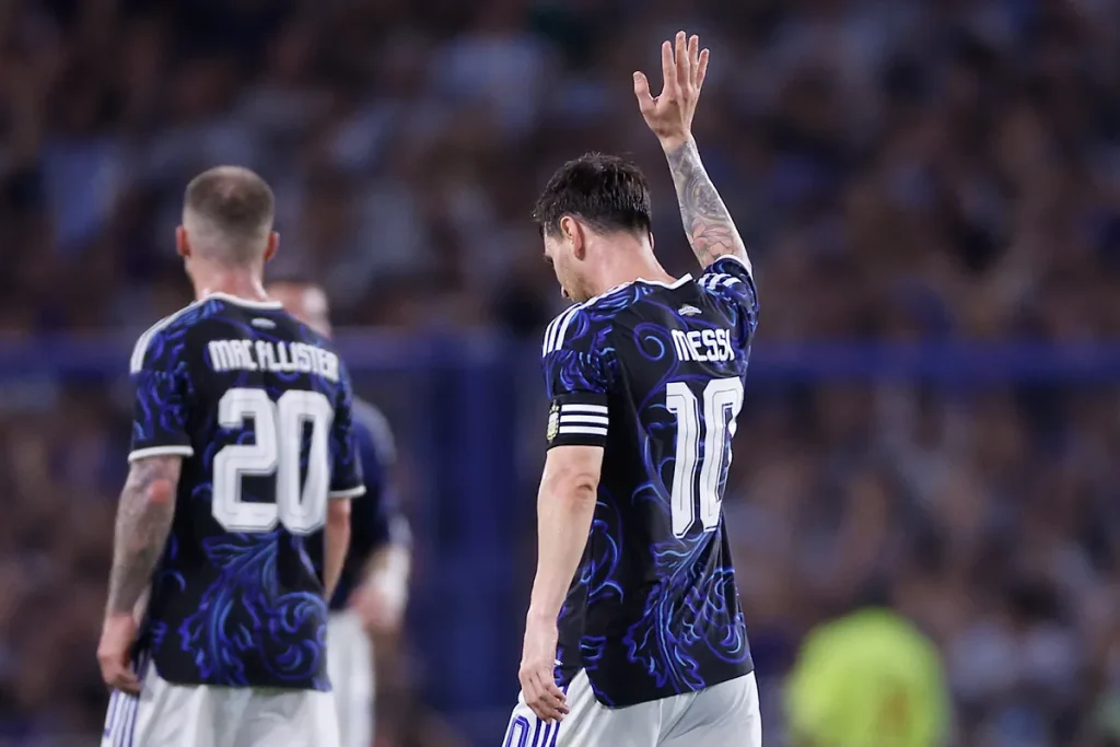 Messi selflessly gives Otamendi a penalty, putting his 1,000 goal goal in jeopardy