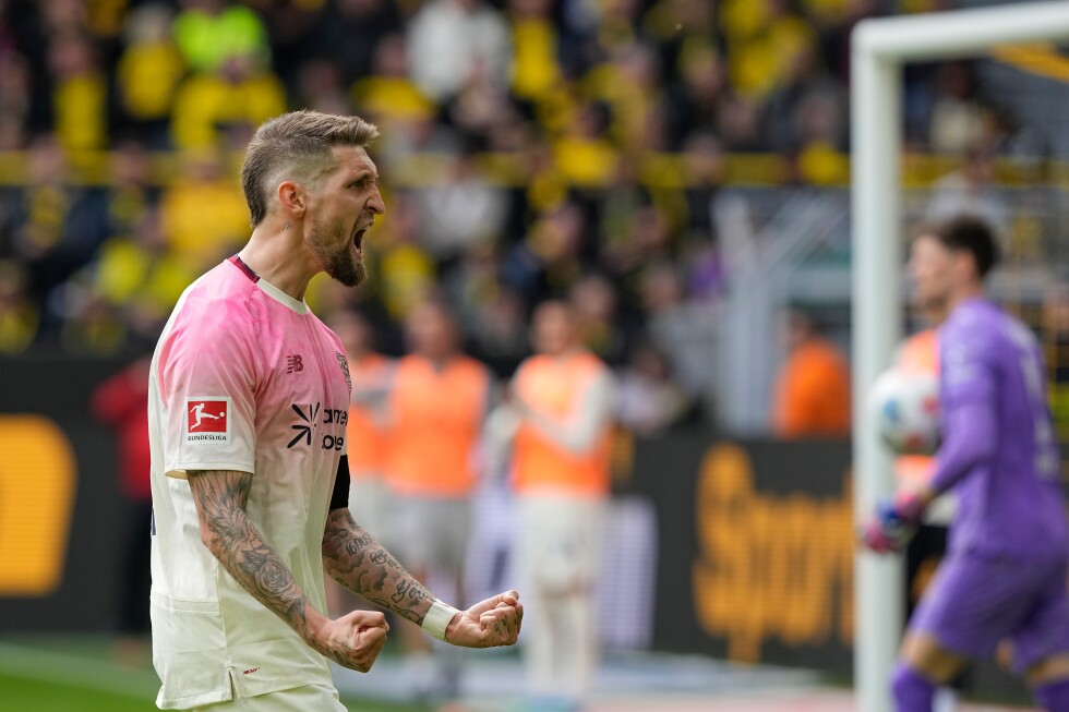 Bayern Munich closes in on Bundesliga title without playing after Dortmund defeat