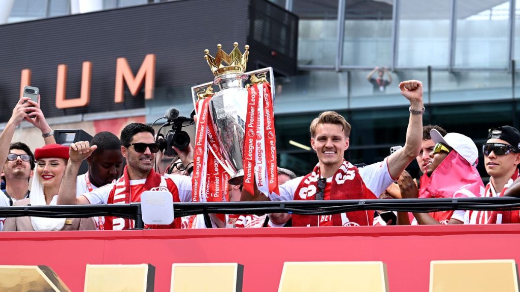 Arsenal trophy parade live streamed: Thousands of Gunners fans celebrate on London streets