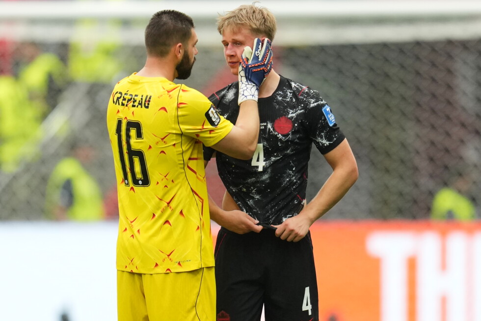 Canadian goalie Crepeau says he resisted fans urging him to shoot