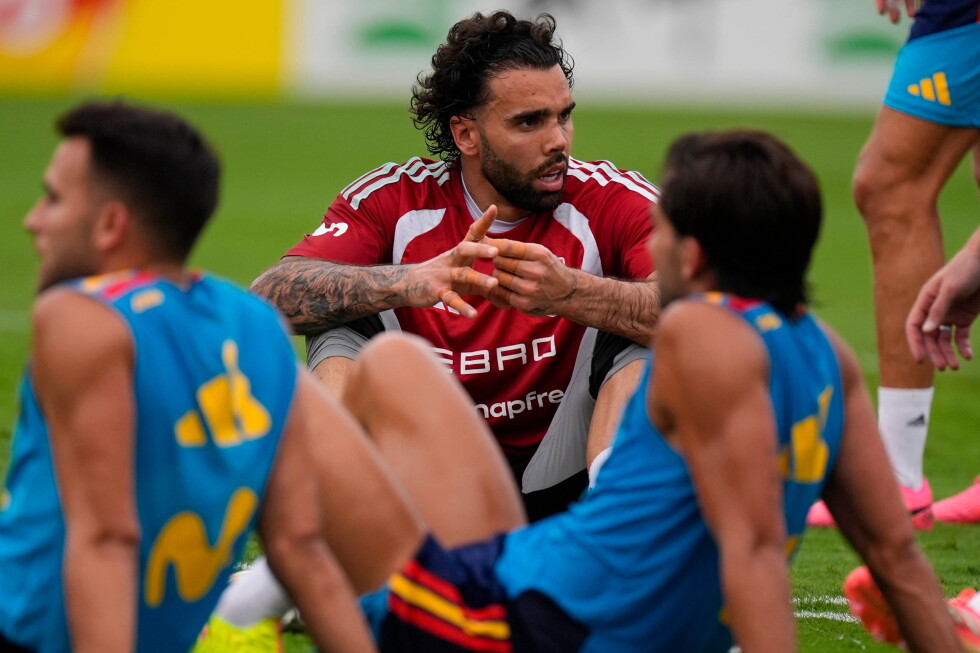 Raya praises Simon, downplays goalkeeper controversy ahead of Spain World Cup opener