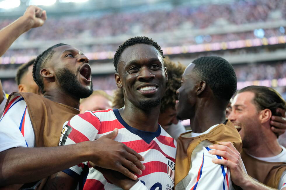 Folarin Balogun scores two goals in his World Cup debut for the USA
