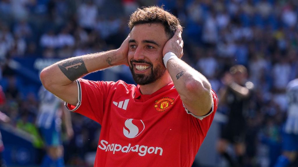 Bruno Fernandes commits future to Manchester United despite waiting for new contract