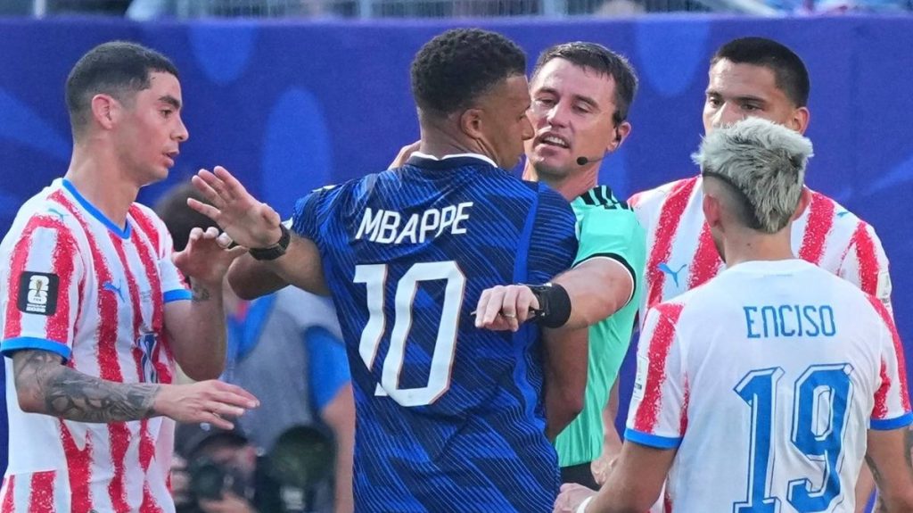 World Cup referees are torn apart as French media slams the “1/10” referee who “completely lost”