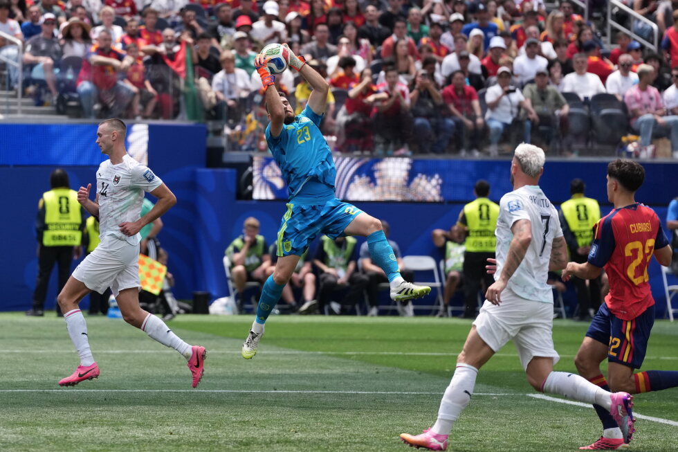 Spanish goalkeeper Unai Simón sets a World Cup record by not scoring for 519 consecutive minutes.