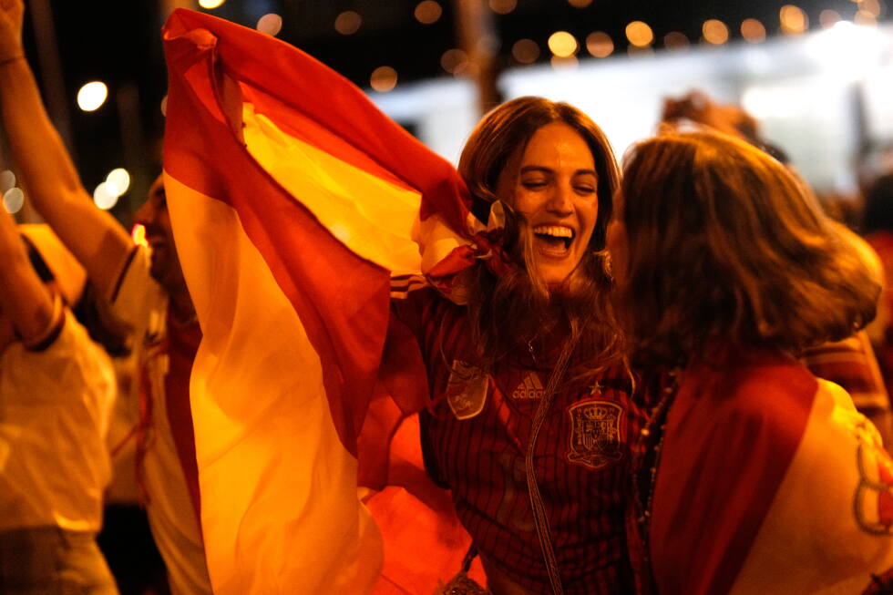 World Cup-winning Spanish national team returns home for parade and celebrations