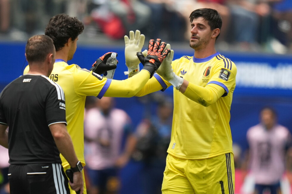 Belgium national team goalkeeper Thibaut Courtois injured, World Cup eliminated to Spain